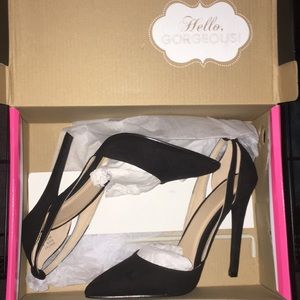 *Brand new* Never worn sexy black heels
